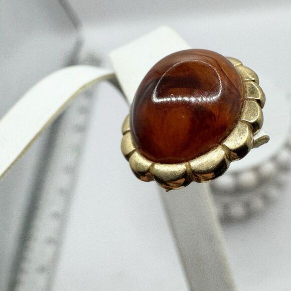 Vintage Amber Lucite Oval Scalloped Frame Cabochon Stud Earrings Gold Tone - Picture 5 of 8